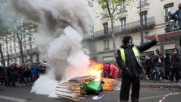 Um manifestante de colete amarelo gesticula durante os tradicionais protestos do 1º de maio em Paris, França - Sputnik Brasil