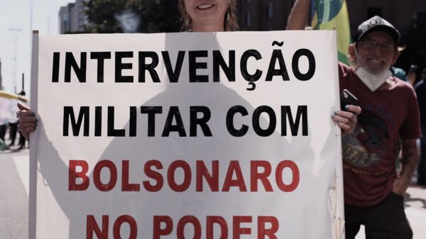 Em São Paulo, manifestante bolsonarista segura faixa pedindo intervenção militar no Brasil, em 1º de maio de 2021 - Sputnik Brasil