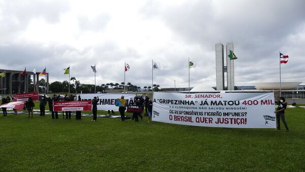 Manifestação em frente ao Congresso Nacional cobra responsabilidade das autoridades brasileiras no combate à pandemia da COVID-19 - Sputnik Brasil