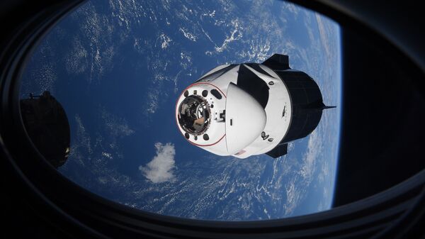 Nesta foto 24 de abril de 2021 disponibilizada pela NASA, a cápsula da SpaceX Crew Dragon se aproxima da Estação Espacial Internacional para atracar - Sputnik Brasil