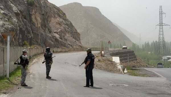 Policiais quirguizes fazem guarda no dia 30 de abril, um dia após um tiroteio na fronteira entre o Quirguistão e o Tajiquistão, perto do assentamento de Ak-Sai, na região de Batken, no Quirguistão - Sputnik Brasil