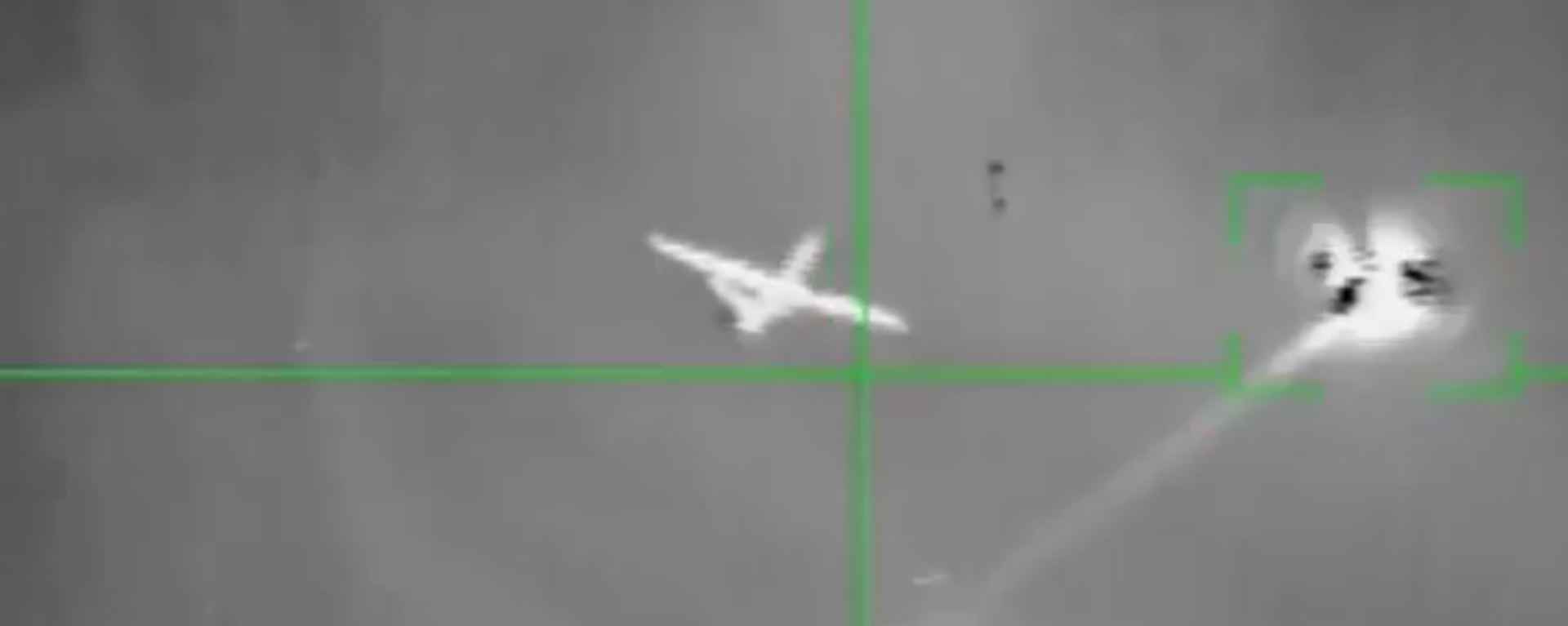 Avião não tripulado, supostamente um MQ-9 Reaper dos EUA, dispara projétil antes de ser atingido por um míssil antiaéreo dos houthis. Não está claro se o drone disparou sua própria arma ou um foguete defensivo - Sputnik Brasil, 1920, 13.03.2024