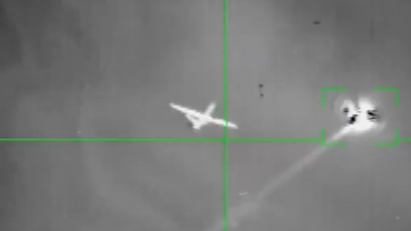 Avião não tripulado, supostamente um MQ-9 Reaper dos EUA, dispara projétil antes de ser atingido por um míssil antiaéreo dos houthis. Não está claro se o drone disparou sua própria arma ou um foguete defensivo - Sputnik Brasil