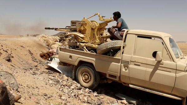 Combatente do governo do Iêmen dispara arma montada em um veículo durante combate contra militantes houthis em Marib, Iêmen, 28 de março de 2021 - Sputnik Brasil