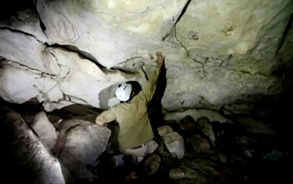 Arqueólogo Sergio Grosjean explora uma caverna com marcas de mãos, datada de 1.200 anos, no México  - Sputnik Brasil