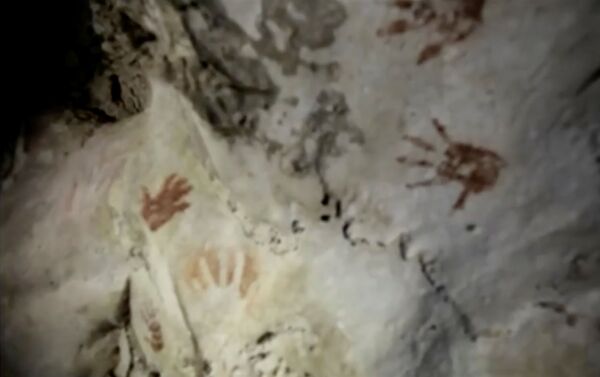 Marcas de mãos, datadas de 1.200 anos, encontradas nas paredes de uma caverna no México - Sputnik Brasil