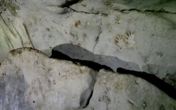 Marcas de mãos, datadas de 1.200 anos, nas paredes de uma caverna descoberta no México  - Sputnik Brasil
