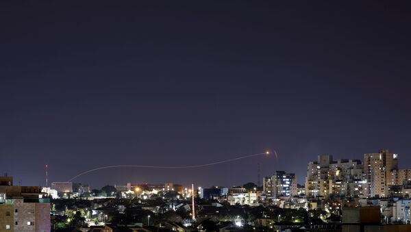 Sistema Cúpula de Ferro dispara míssil interceptor durante lançamento de foguete desde Gaza em direção a Israel, visto da cidade de Ashkelon, Israel, 24 de abril de 2021 - Sputnik Brasil