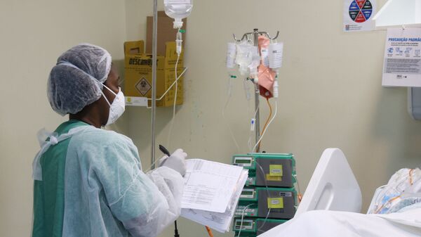 No Rio de Janeiro, profissional de saúde atende pacientes no Hospital Municipal Ronaldo Gazolla, onde fica a maior unidade de terapia intensiva (UTI) de atendimento à COVID-19 do Brasil, em 27 de abril de 2021 - Sputnik Brasil