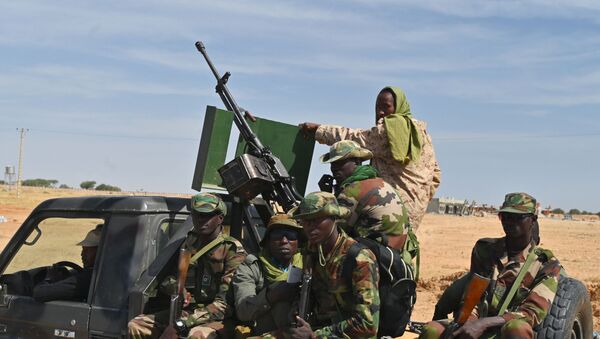 No Níger, soldados nigerinos patrulham área na região do aeroporto de Diffa, no sudeste do país, perto na fronteira com a Nigéria, em 23 de dezembro de 2020 - Sputnik Brasil