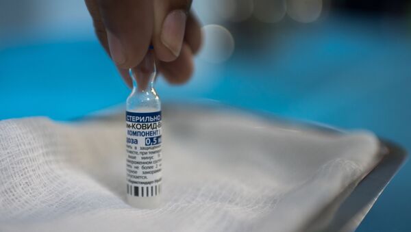Agente de saúde segura uma ampola da vacina russa Sputnik V em um hospital de Caracas, na Venezuela - Sputnik Brasil