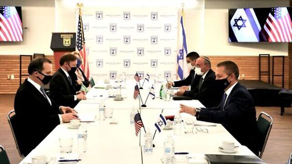 O embaixador israelense Gilad Erdan (à direita) e o conselheiro de Segurança Nacional Meir Ben-Shabbat se encontram com as autoridades norte-americanas Brett McGurk (à esquerda), Jake Sullivan, e Barbara Leaf na embaixada israelense em Washington em 27 de abril de 2021 - Sputnik Brasil