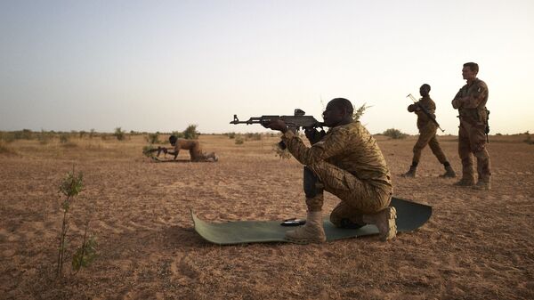 Na região de Soum, em Burkina Faso, soldados do Exército burkinês participam de exercícios de tiro durante operação ao lado de soldados da França, em 12 de novembro de 2019 - Sputnik Brasil