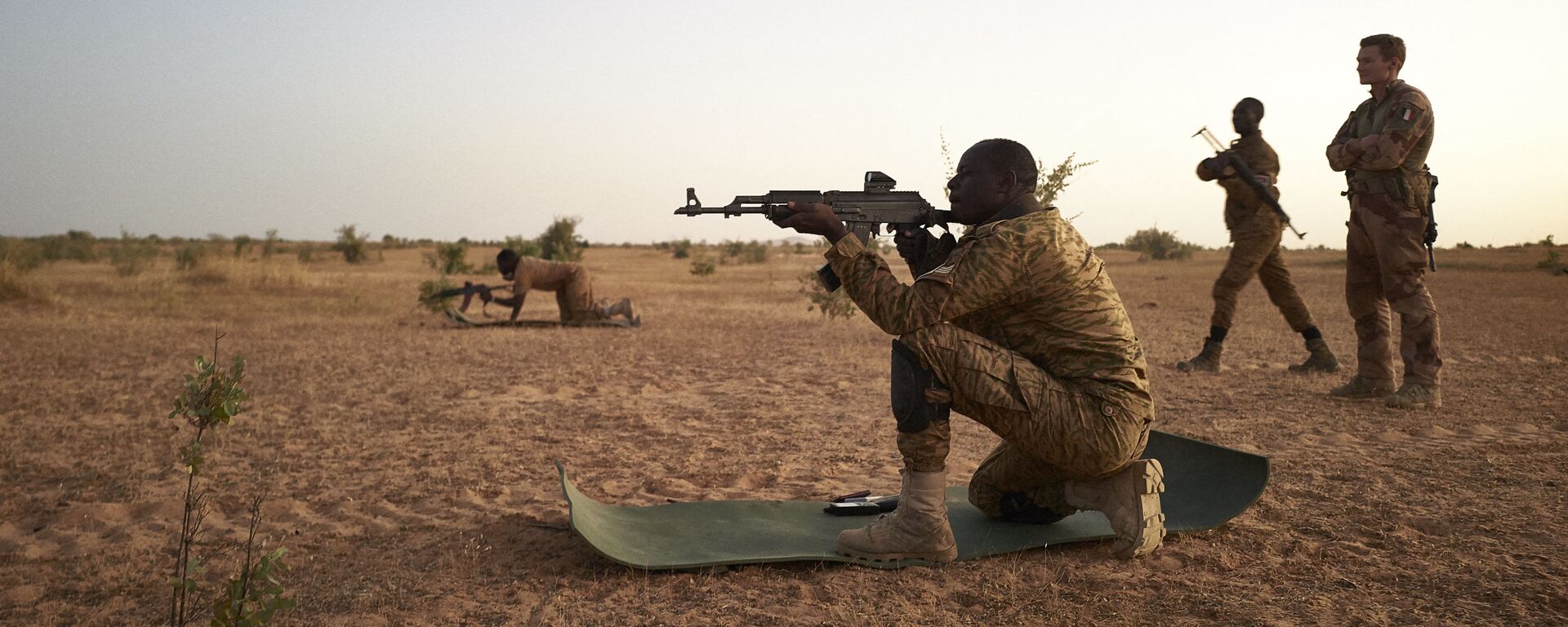 Na região de Soum, em Burkina Faso, soldados do Exército burkinês participam de exercícios de tiro durante operação ao lado de soldados da França, em 12 de novembro de 2019 - Sputnik Brasil, 1920, 19.11.2022