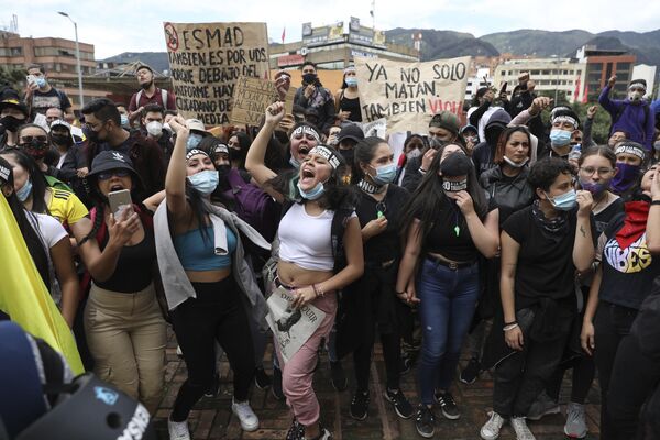 Mulheres durante uma manifestação contra a reforma tributária proposta pelo governo da Colômbia, em Bogotá, em 1º de maio de 2021 - Sputnik Brasil