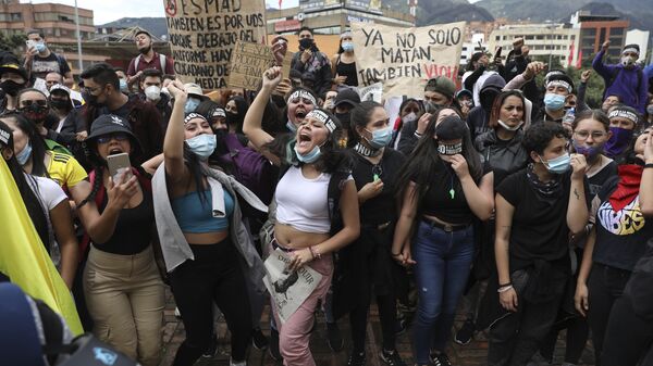 Mulheres durante uma manifestação contra a reforma tributária proposta pelo governo da Colômbia, em Bogotá, 1º de maio de 2021 - Sputnik Brasil