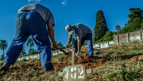 Funcionários de cemitério em Porto Alegre realizam enterro de vítima da COVID-19 - Sputnik Brasil