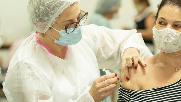 Mulher se vacina contra a COVID-19 em Santa Catarina. - Sputnik Brasil