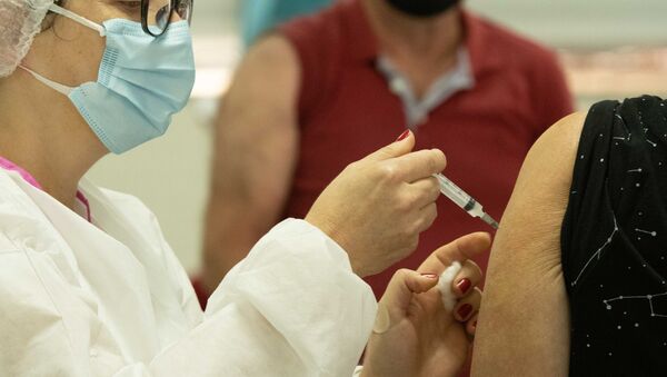Mulher se vacina contra a COVID-19 em Santa Catarina.  - Sputnik Brasil
