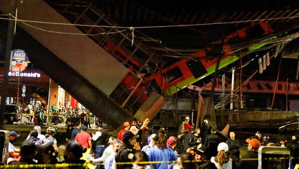 Equipes de resgate trabalham no local, onde o metrô desabou da ponte na Cidade do México - Sputnik Brasil