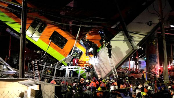 Спасатели на месте обрушения метромоста на станции Оливос в Мехико, Мексика  - Sputnik Brasil
