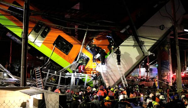 Equipes de resgate trabalham em um local onde o viaduto do metrô desabou parcialmente com vagões nele, Cidade do México, 3 de maio de 2021 - Sputnik Brasil