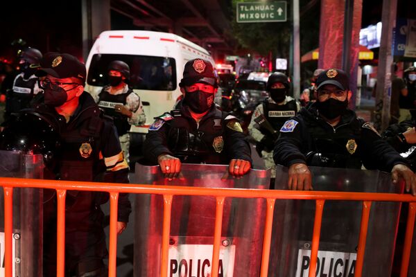 Policiais vigiam perto do local do acidente onde o viaduto do metrô desabou na estação Olivos na Cidade do México, 4 de maio de 2021 - Sputnik Brasil