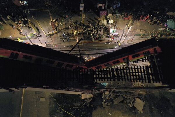 Vista aérea mostra equipes de resgate no local de desabamento do viaduto do metrô na Cidade do México, capital do México, 3 de maio de 2021 - Sputnik Brasil
