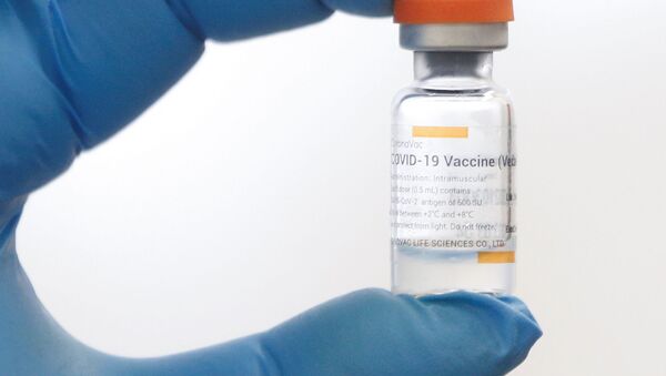 Um trabalhador médico mostra um frasco com a vacina CoronaVac, desenvolvida pelo laboratório chinês Sinovac, em uma clínica em Kiev, na Ucrânia, em 15 de abril de 2021 - Sputnik Brasil