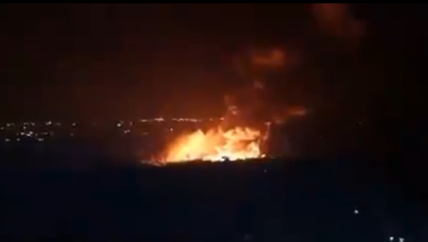 Captura de tela de um vídeo que supostamente mostra as consequências de um ataque de míssil contra a região síria de Latakia - Sputnik Brasil