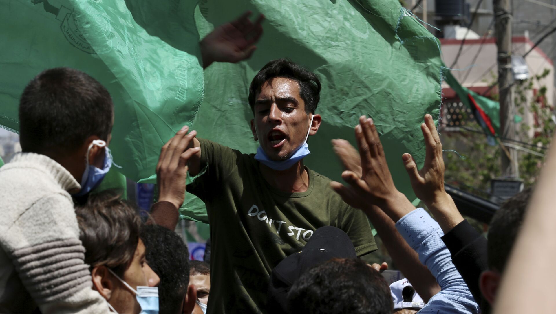 Apoiadores do grupo Hamas durante ato contra o adiamento das eleições palestinas, no campo de refugiados de Jebalia, Faixa de Gaza, Palestina, 30 de abril de 2021  - Sputnik Brasil, 1920, 05.05.2021