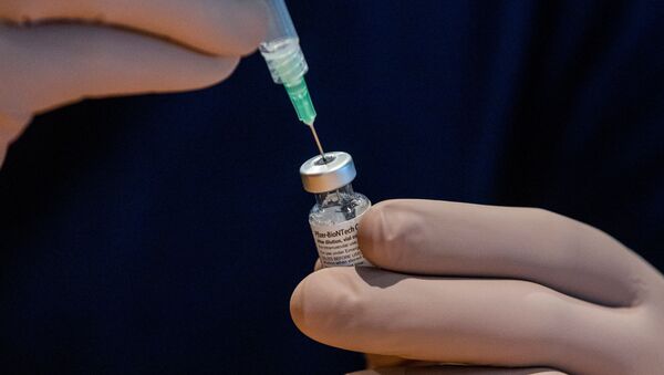 Em Toronto, no Canadá, um profissional de saúde prepara uma dose da vacina da Pfizer/BioNTech contra a COVID-19, em 5 de maio de 2021 - Sputnik Brasil