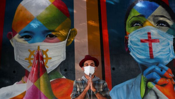 Artista Eduardo Kobra posa ao lado de seu novo mural em São Paulo, 5 de maio de 2021  - Sputnik Brasil