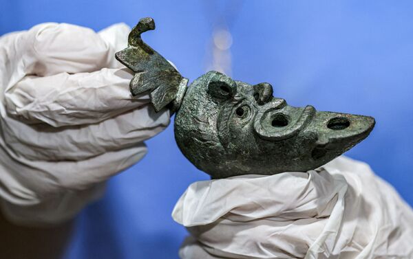 Rara lamparina de bronze em forma de rosto é descoberta em Israel - Sputnik Brasil