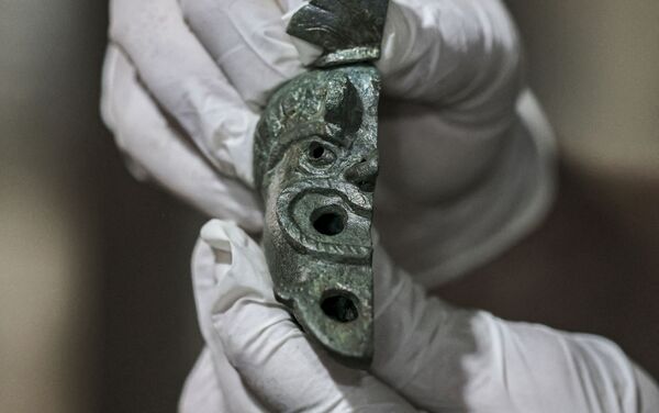 Metade da lamparina de bronze de 2 mil anos encontrada em Israel - Sputnik Brasil