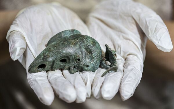 Metade da lamparina de bronze de 2 mil anos descoberta em Israel - Sputnik Brasil