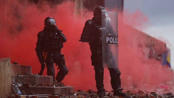 Polícia durante os protestos contra pobreza e violência policial em Bogotá, Colômbia, 5 de maio de 2021 - Sputnik Brasil