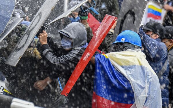 Manifestantes entram em conflito com a polícia de choque durante os protestos contra o governo de Iván Duque, Bogotá, Colômbia, 5 de maio de 2021 - Sputnik Brasil