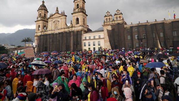 Manifestantes participam dos protestos contra pobreza e violência policial em Bogotá, na Colômbia, 5 de maio de 2021 - Sputnik Brasil