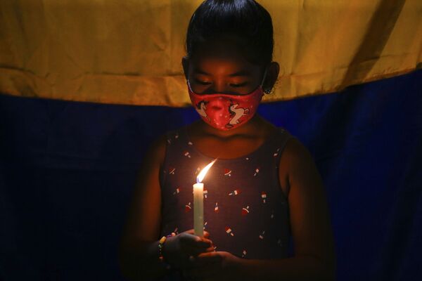 Menina colombiana, moradora no Panamá, segura uma vela durante protestos contra o governo de Iván Duque em apoio às manifestações na Colômbia, Cidade de Panamá, Panamá, 5 de maio de 2021 - Sputnik Brasil
