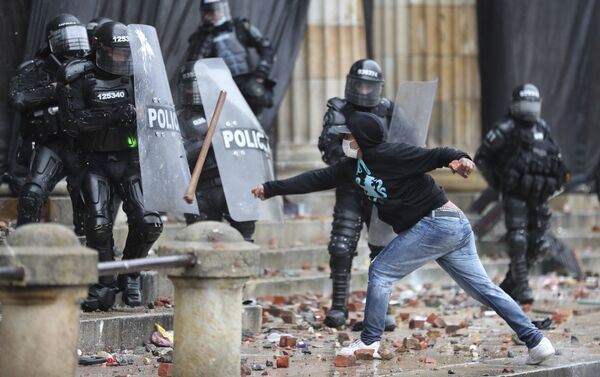 Confrontos entre os manifestantes e polícia durantes os protestos em Bogotá, Colômbia, 5 de maio de 2021 - Sputnik Brasil