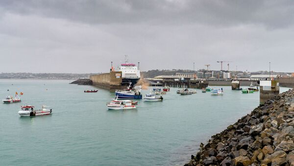 A frota pesqueira francesa é vista na entrada do porto em St Helier, ilha de Jersey, em 6 de maio de 2021 - Sputnik Brasil