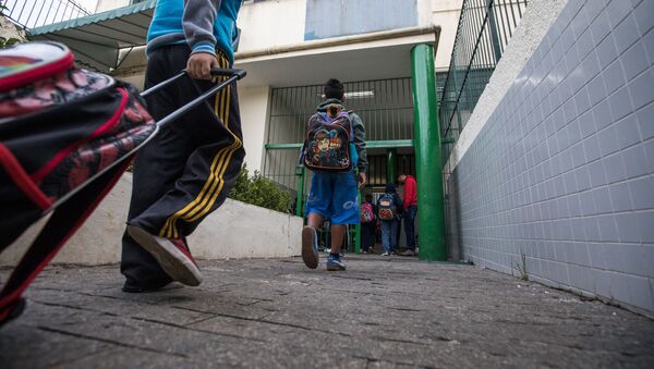 Alunos entrando em escola municipal na zona oeste de São Paulo, em 30 de novembro de 2017 - Sputnik Brasil