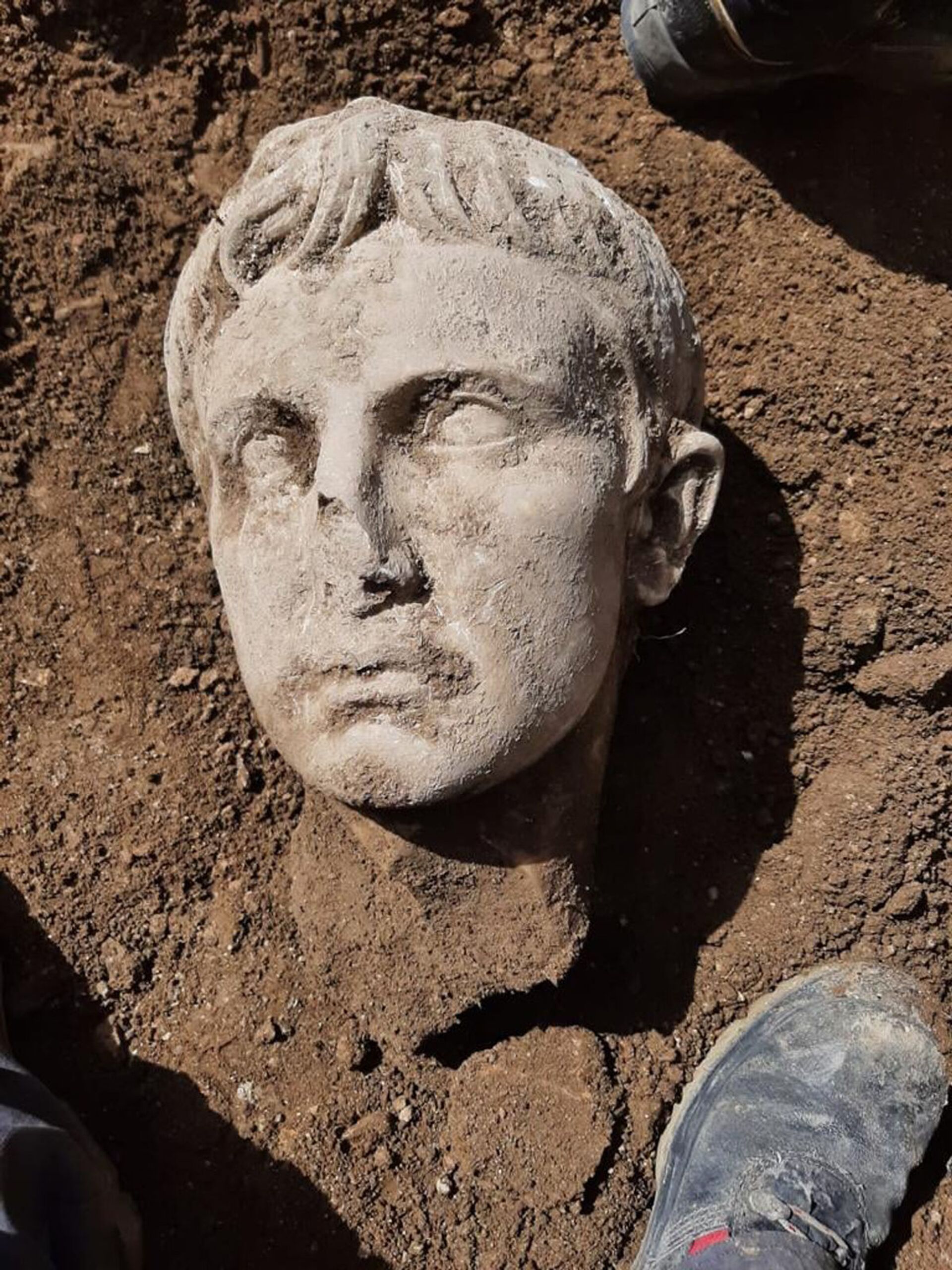 Cabeça de mármore do 1º imperador de Roma é descoberta por acaso (FOTOS) - Sputnik Brasil, 1920, 07.05.2021