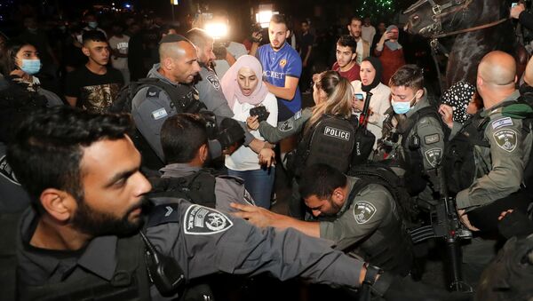 Um residente palestino reage durante brigas com a polícia israelense em meio à tensão contínua antes de uma audiência em uma disputa de propriedade de terras entre israelenses e palestinos no bairro Sheikh Jarrah, em Jerusalém Oriental, em 4 de maio de 2021. - Sputnik Brasil