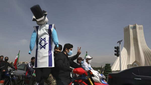 Manifestante em motocicleta ergue uma efígie que representa Israel e os EUA durante o evento anual do Dia de Al-Quds, ou de Jerusalém, 7 de maio de 2021 - Sputnik Brasil