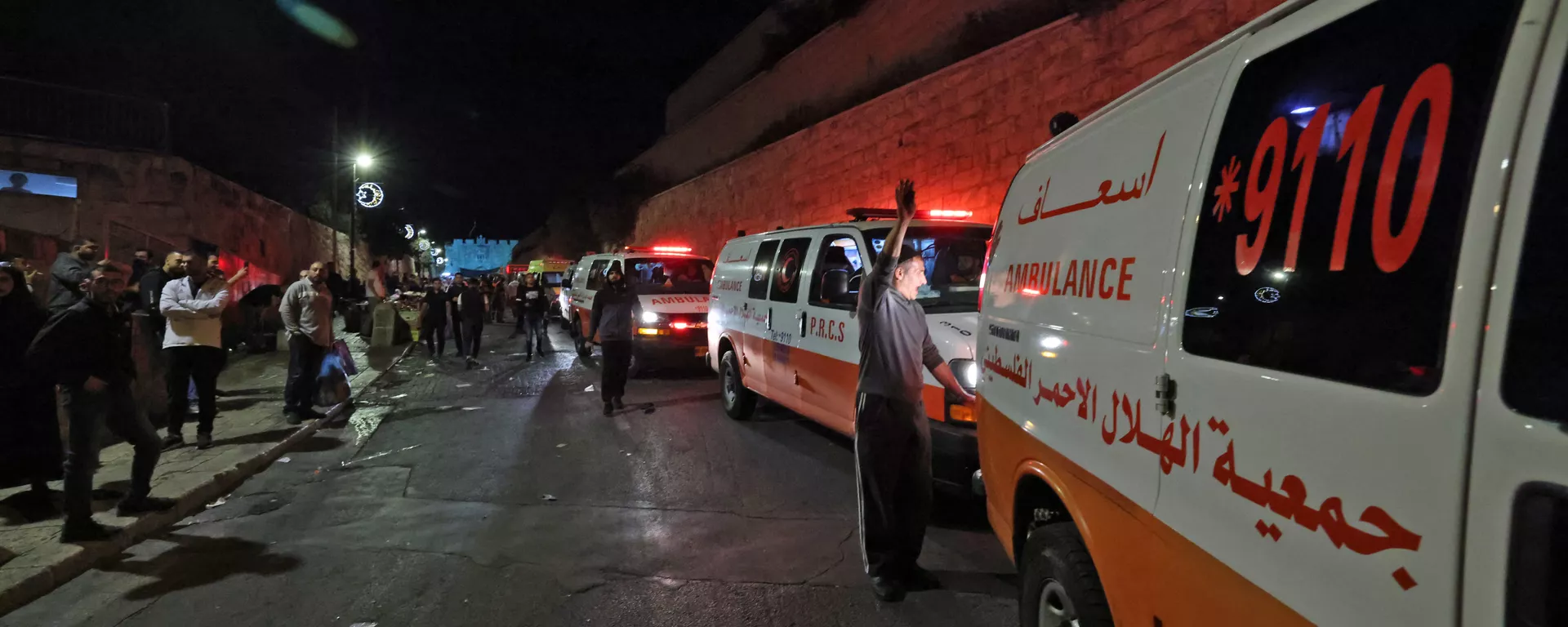 Ambulâncias do Crescente Vermelho Palestino esperam, perto da Porta dos Leões de Jerusalém, para transportar os feridos durante os confrontos entre manifestantes e forças de segurança israelenses. Israel, 7 de maio de 2021 - Sputnik Brasil, 1920, 10.01.2024