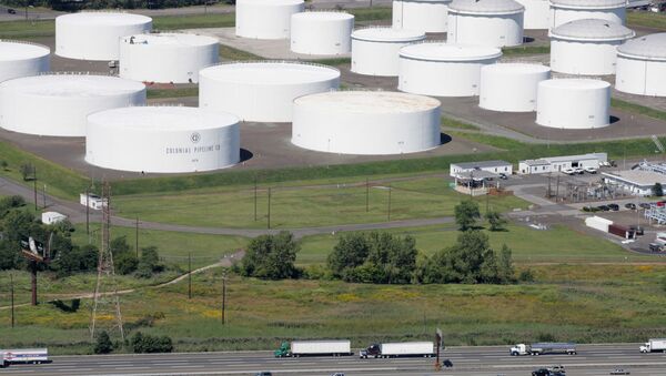 O tráfego passa pelos tanques de armazenamento de óleo de propriedade da Colonial Pipeline Company em Linden, N.J. em 8 de setembro de 2008 - Sputnik Brasil