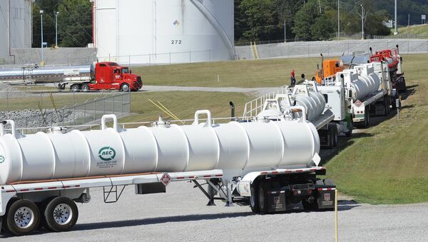 Caminhões-tanque se alinham em uma instalação da Colonial Pipeline em Pelham, Alabama, EUA (foto de arquivo) - Sputnik Brasil