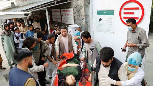 Uma mulher ferida é transportada para um hospital após uma explosão em Cabul, Afeganistão, em 8 de maio de 2021 - Sputnik Brasil